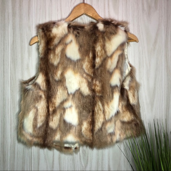 ESSUE Faux Fur Vest - Picture 3 of 3